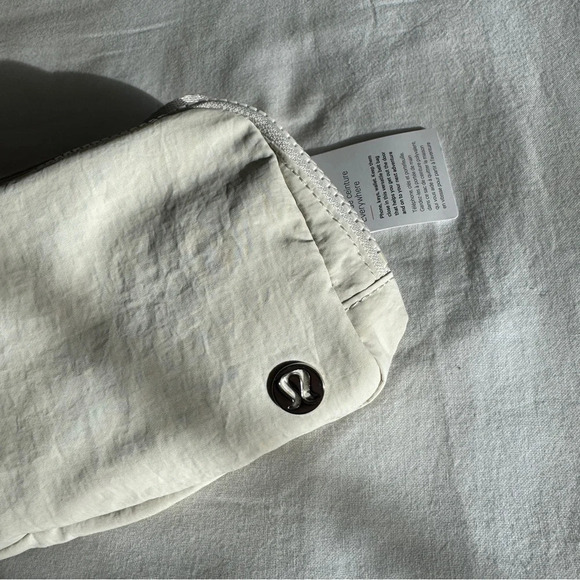 🆕 Lululemon Everywhere Belt Bag White Opal - Picture 3 of 7
